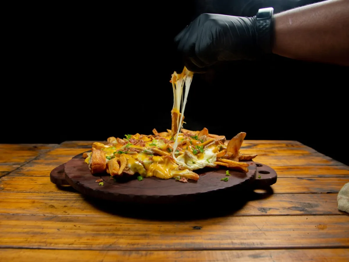 Papas fritas con cheddar